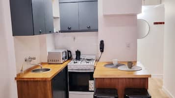 Microondas, horno, parrilla de estufa y cafetera y tetera