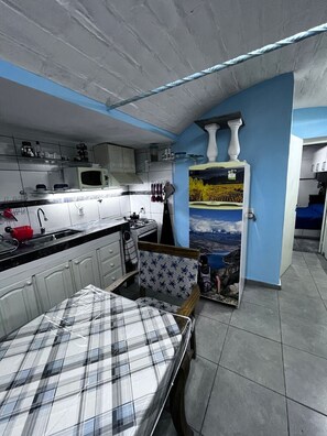 Microwave - Winewalker walks to the cellars, pool, patio and garage. (Luján de Cuyo)
