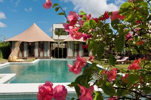 Piscine extérieure, parasols, chaises longues