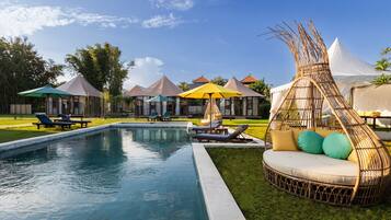 Außenpool, Sonnenschirme, Liegestühle