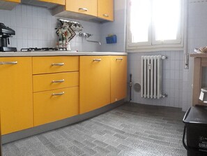 Geladeira, micro-ondas, cooktop, lava-louças