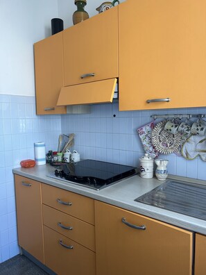 Geladeira, micro-ondas, cooktop, lava-louças
