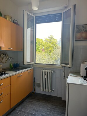 Kühlschrank, Mikrowelle, Herdplatte, Geschirrspüler