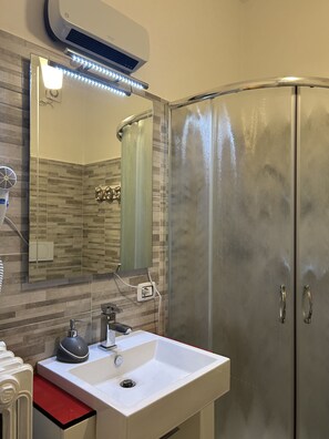 淋浴設備、風筒、坐浴桶、提供毛巾