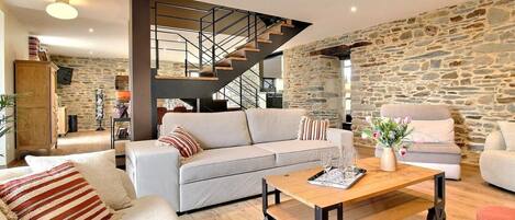 TV, fireplace, books, stereo