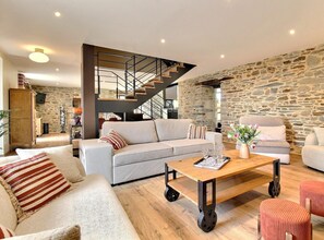 Fernseher, Kamin, Tischtennisplatte, Bücher