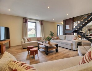 Fernseher, Kamin, Tischtennisplatte, Bücher