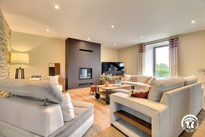 Fernseher, Kamin, Tischtennisplatte, Bücher