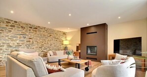 Fernseher, Kamin, Bücher, Stereoanlage