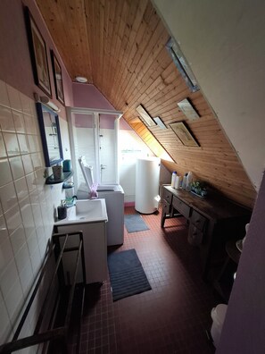 Dusche, Haartrockner, Seife, Toilettenpapier