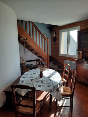 Dining - Seaside house (Le Tour-du-Parc)