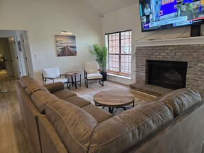 Smart TV - Modern, Luxurious 3-bedroom house in the heart of Newport (Newport)