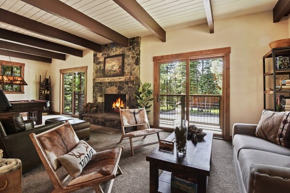 TV connectée, cheminée, livres, chaîne hi-fi