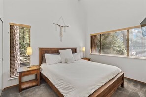 4 bedrooms, desk, iron/ironing board, free WiFi - Waterman's Retreat - Easy 2 Block Walk to the Beach (Carnelian Bay)