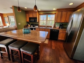 Fridge, microwave, oven, stovetop - Chimney Hill Charmer for Four Seasons of Fun! (Wilmington)