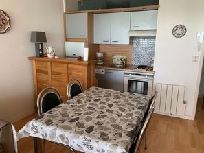 Kühlschrank, Mikrowelle, Geschirrspüler, Toaster