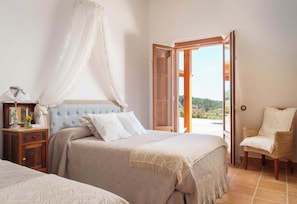 Deluxe Quadruple Room, Garden View | Frette Italian sheets, premium bedding, down comforters - Valdelaseras (La Codosera)