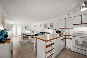 Kühlschrank, Mikrowelle, Herdplatte, Geschirrspüler