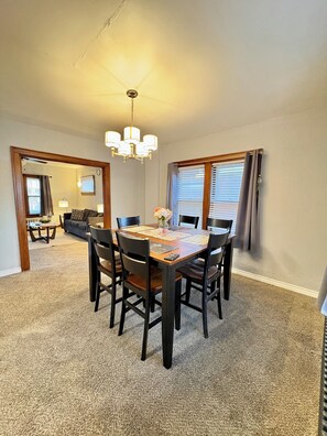 Dining - 4-bedroom house in marvelous Niagara Falls with WiFi, AC (Niagara Falls)