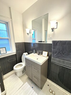 Towels, soap, toilet paper - 4-bedroom house in marvelous Niagara Falls with WiFi, AC (Niagara Falls)