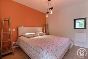 3 bedrooms, iron/ironing board, free WiFi, bed sheets