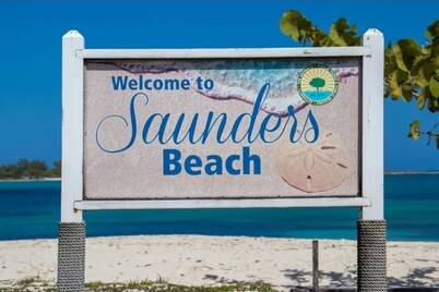 Cozy Island Getaway – 5 Mins to Beach | Chef & Transport Available
