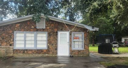 Charming 3-bedroom house with WiFi, AC in Eastman