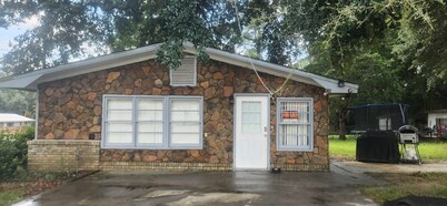 Charming 3-bedroom house with WiFi, AC in Eastman