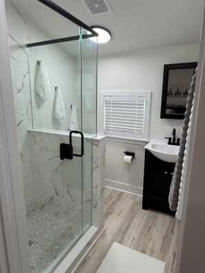 Toallas, jabón, papel de baño 