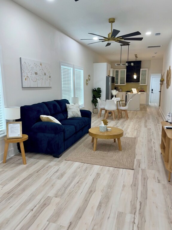Cozy & Modern Coastal Retreat- Steps From The Sponge Docks! - Palm Harbor, FL