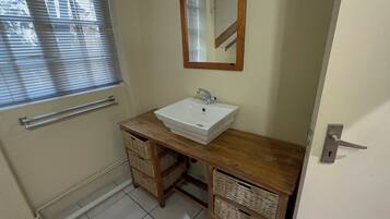 Loft Deluxe | Baño | Tina y regadera independientes, toallas, jabón, papel de baño