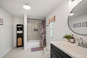 Douche, serviettes fournies, savon, papier toilette