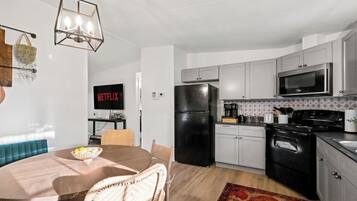 Een magnetron, een oven, een kookplaat, een vaatwasser