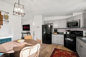 Mikrobølgeovn, ovn, kokeplater og oppvaskmaskin