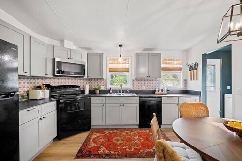 Charming 3 bedroom home minutes from NRG featuring a fire pit/outdoor games