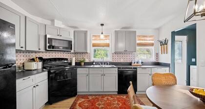 Charming 3 bedroom home minutes from NRG featuring a fire pit/outdoor games