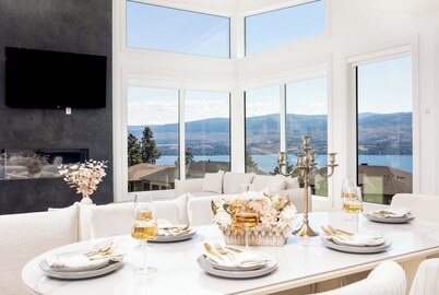 Pool/Hot-tub+ Shower Sauna & Lake views!