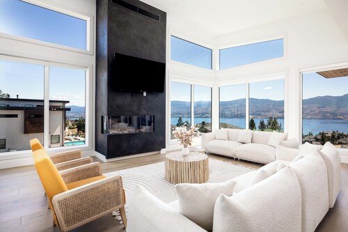 Pool/Hot-tub+ Shower Sauna & Lake views!