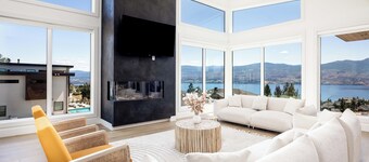 Pool/Hot-tub+ Shower Sauna & Lake views!