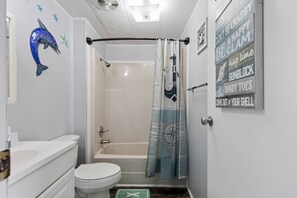 Haartrockner, HandtĂŒcher, Seife, Toilettenpapier