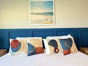 3 slaapkamers, een strijkplank/strijkijzer, gratis wifi, beddengoed