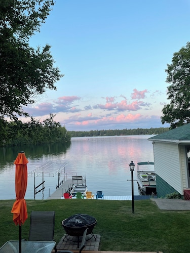 Lakefront 1950s Boathouse - Hagerman Hideaway