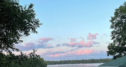Lakefront 1950s Boathouse - Hagerman Hideaway