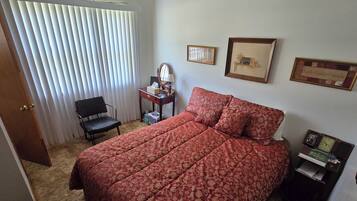 3 habitaciones, tabla de planchar con plancha, wifi y ropa de cama
