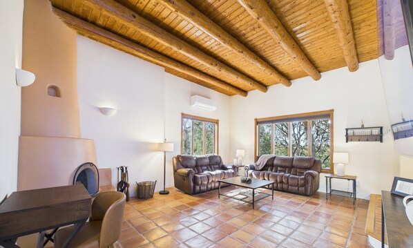 TV, fireplace - Peaceful, Serene Retreat with Guest House Option (Santa Fe)