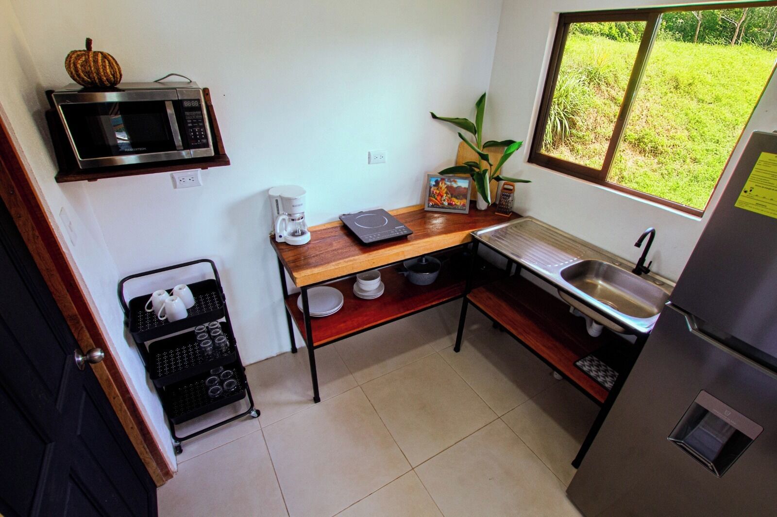 Comfort Cabin, Mountain View | Private kitchen | Fridge, microwave, stovetop, cookware/dishes/utensils