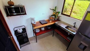 Comfort Cabin, Mountain View | Private kitchen | Fridge, microwave, stovetop, cookware/dishes/utensils