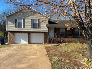 Exterior - Cozy 3bd + 2 Bath Home in HSV w/ Spacious Backyard (Huntsville)