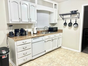 Mikrobølgeovn, ovn, kokeplater og oppvaskmaskin