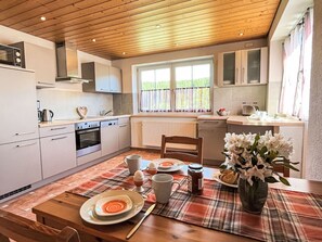 Réfrigérateur, micro-ondes, four, lave-vaisselle